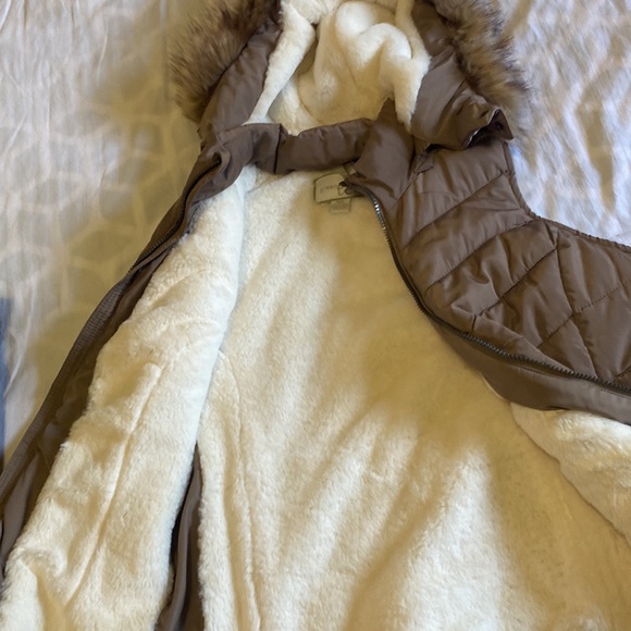 Brown vest with comfy lining and fur hood. Never worn - Picture 4 of 5